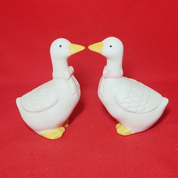 Vintage Salt and Pepper Shaker Duck Geese Pink Bow Set of 2 - Picture 2 of 10